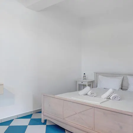 Nicolas House 3 アパート *