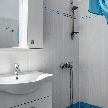 Nicolas House 3 アパート